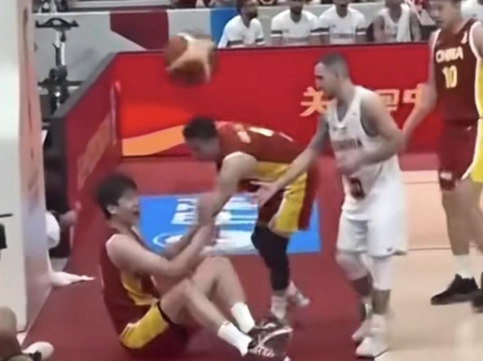 Góc Nhìn EA88: CĐV nam Trung Quốc ném bóng vào Yang Hansen! Bị 10 nhân viên an