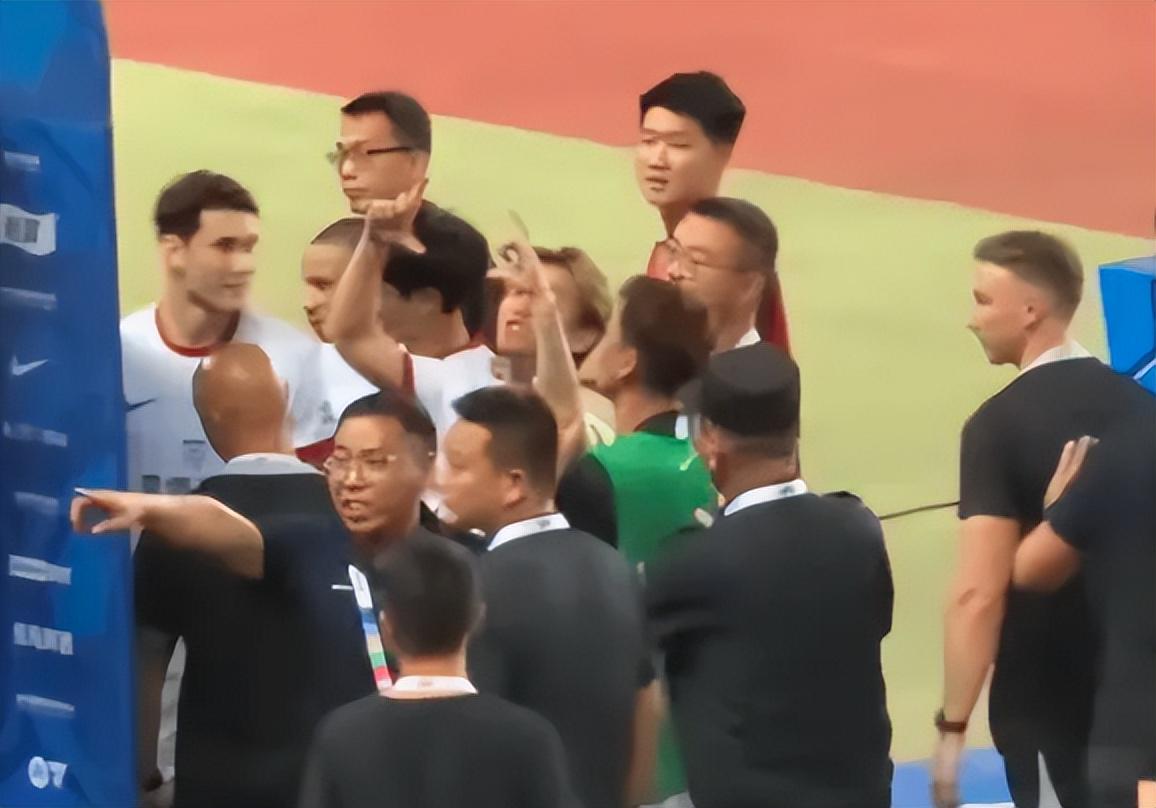 Góc Nhìn EA88: Người hâm mộ Hà Nam cũng đã tố cáo! Wei Shihao đưa tay làm hình tròn về phía khán đài, miệng như nói ＂Trộm XX＂